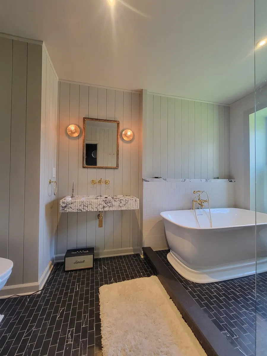 Walk-In Shower & Freestanding Tub